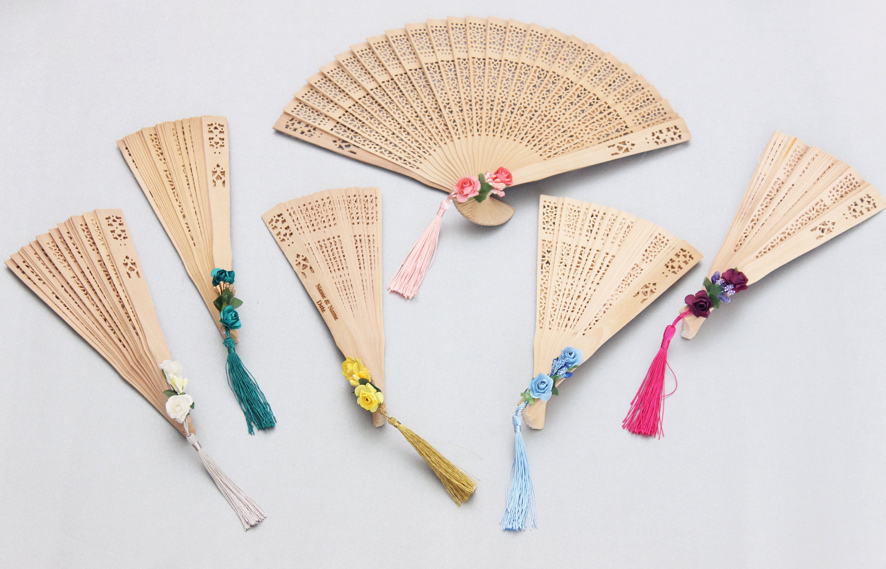 Engraved Wooden Fan for Guest Gift One Bud Two Paper Flower and Tassel Decoration Favor & Souvenirs