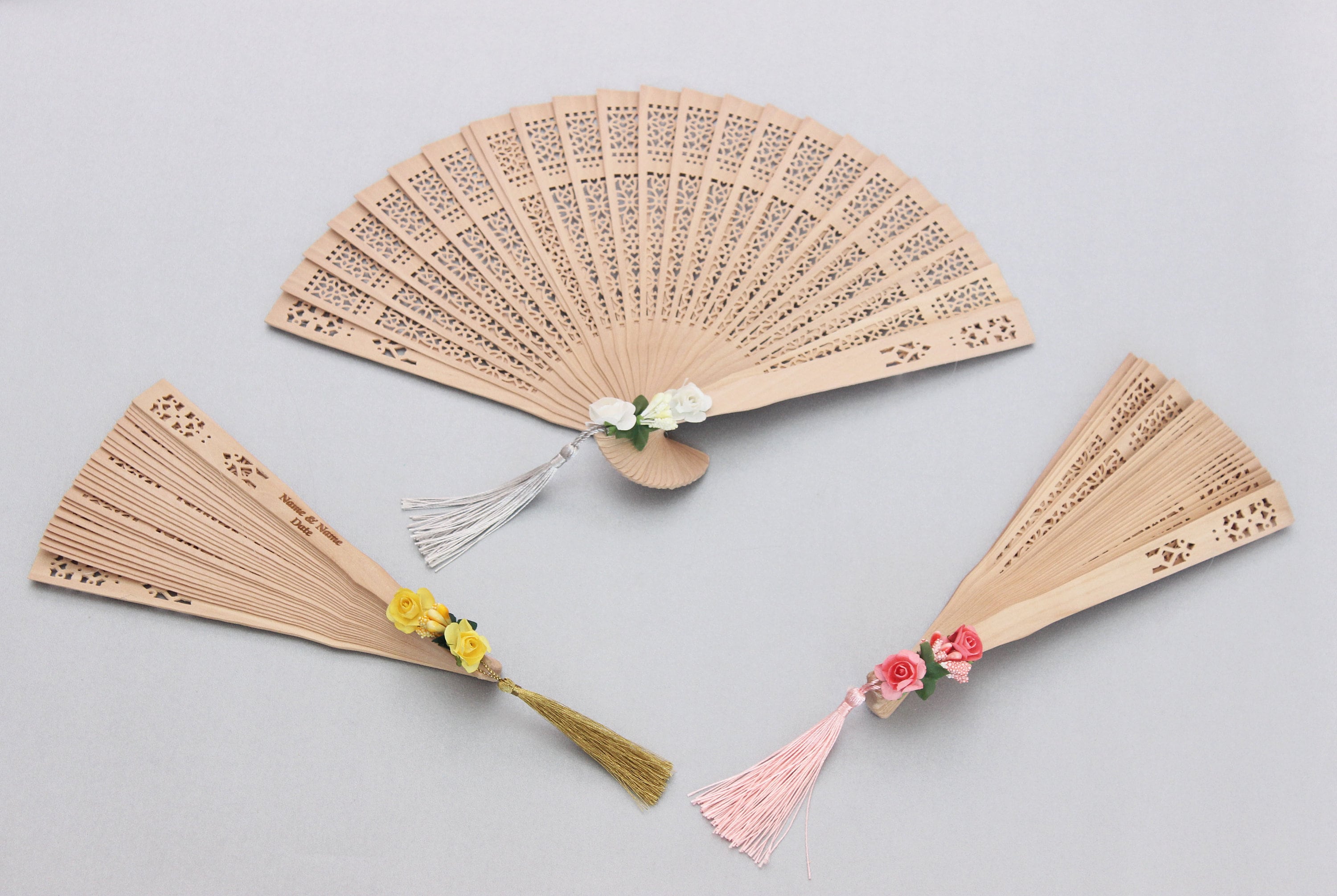 Engraved Wooden Fan for Guest Gift One Bud Two Paper Flower and Tassel Decoration Favor & Souvenirs