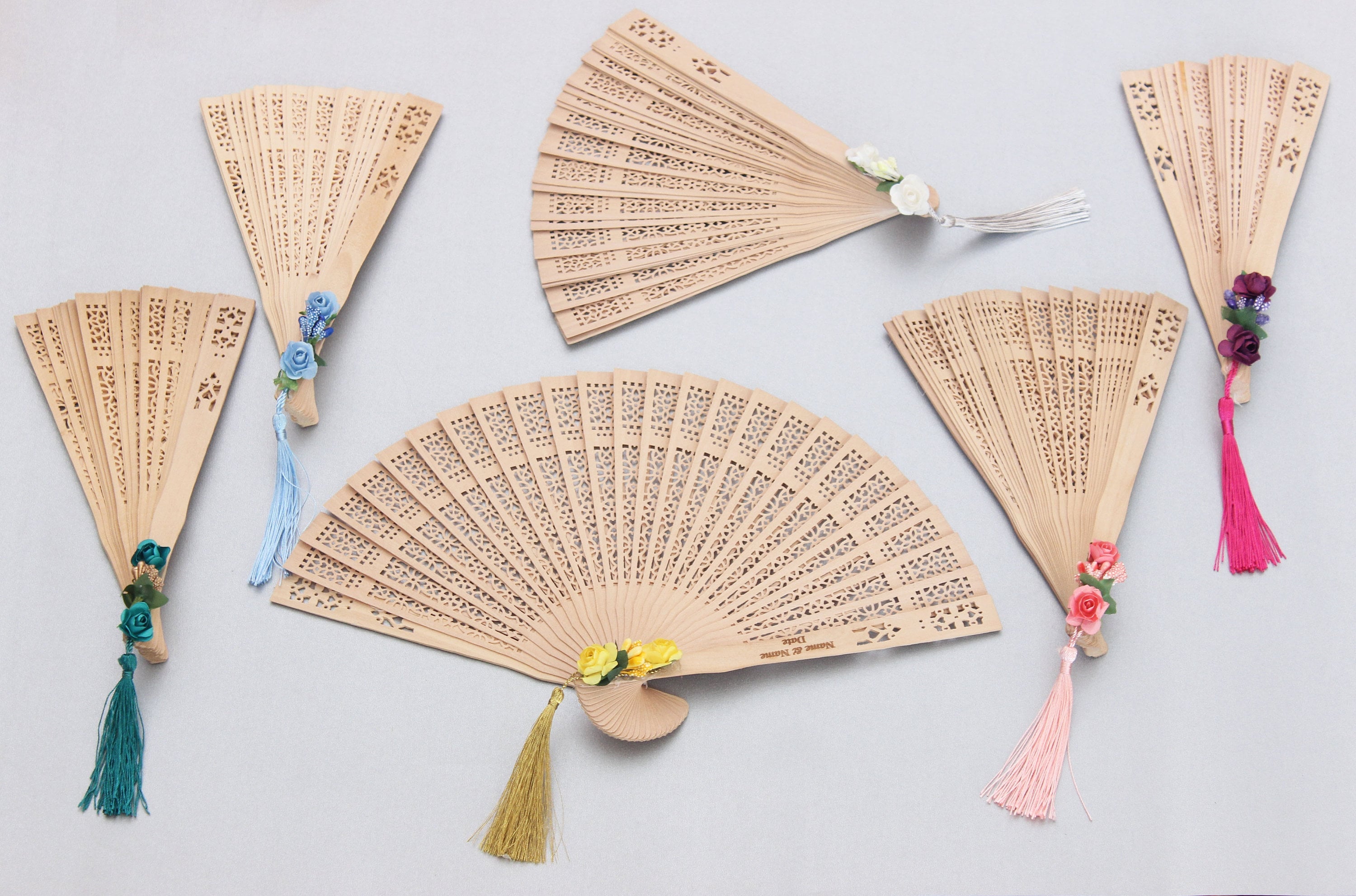 Engraved Wooden Fan for Guest Gift One Bud Two Paper Flower and Tassel Decoration Favor & Souvenirs