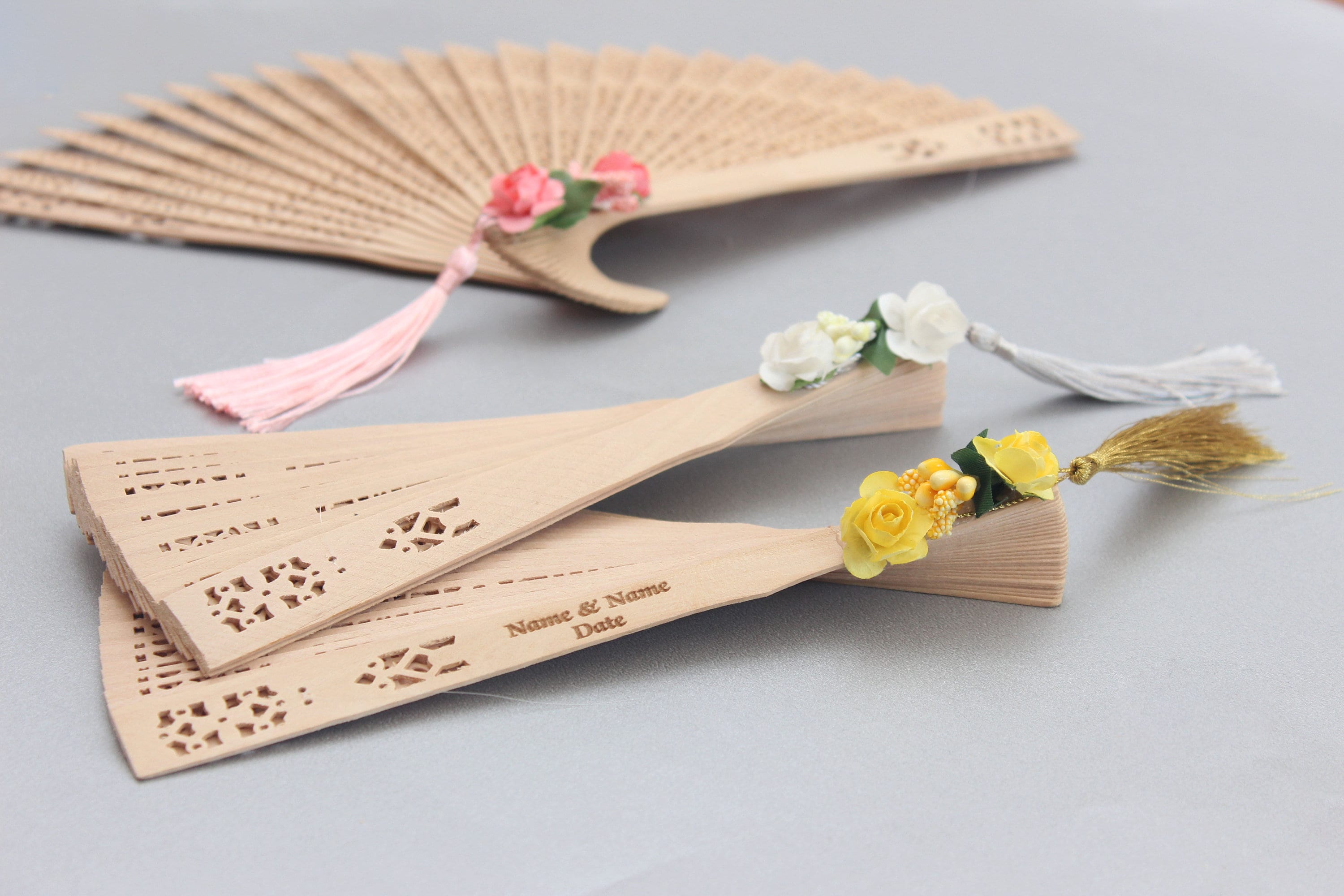 Engraved Wooden Fan for Guest Gift One Bud Two Paper Flower and Tassel Decoration Favor & Souvenirs