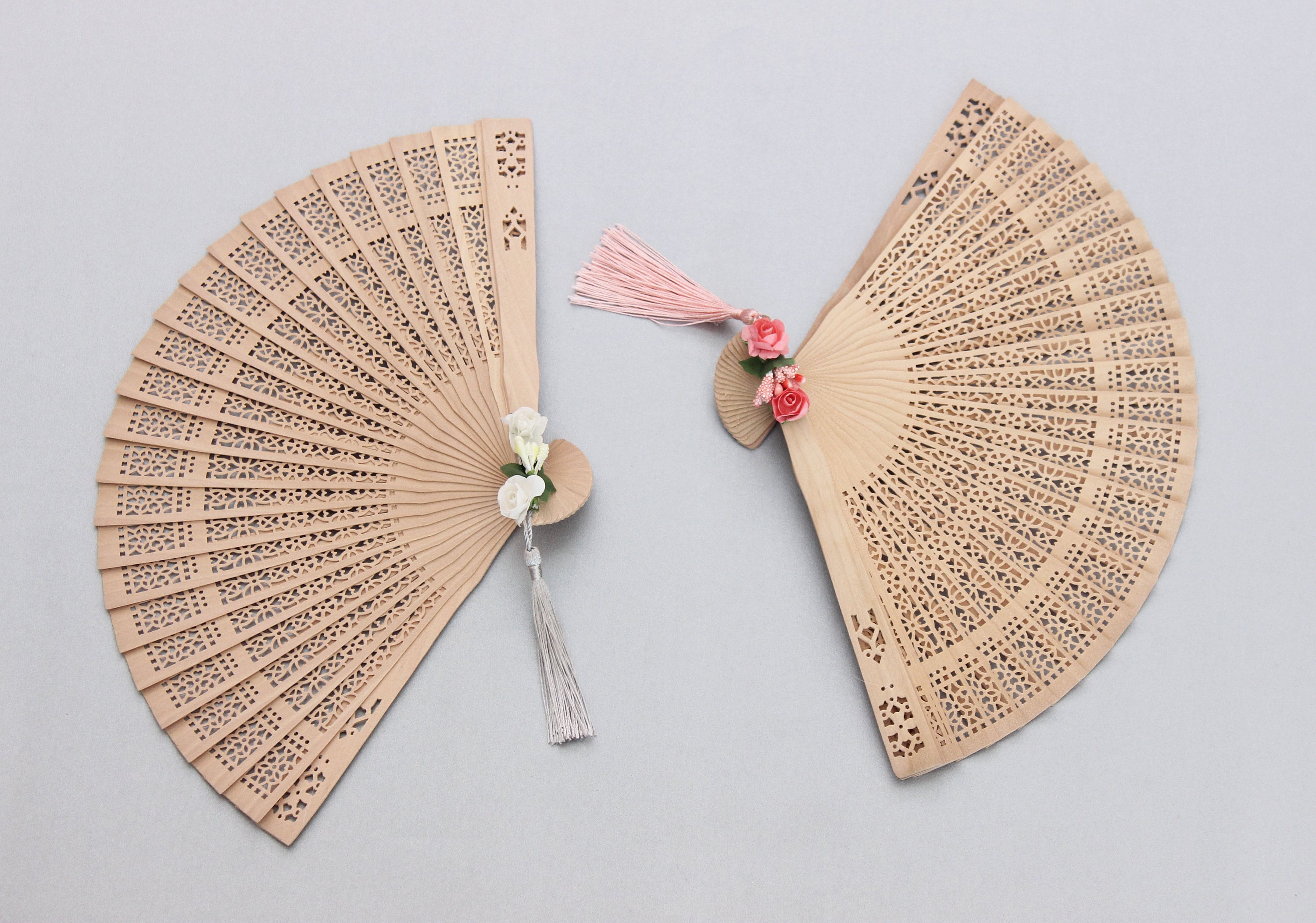 Engraved Wooden Fan for Guest Gift One Bud Two Paper Flower and Tassel Decoration Favor & Souvenirs