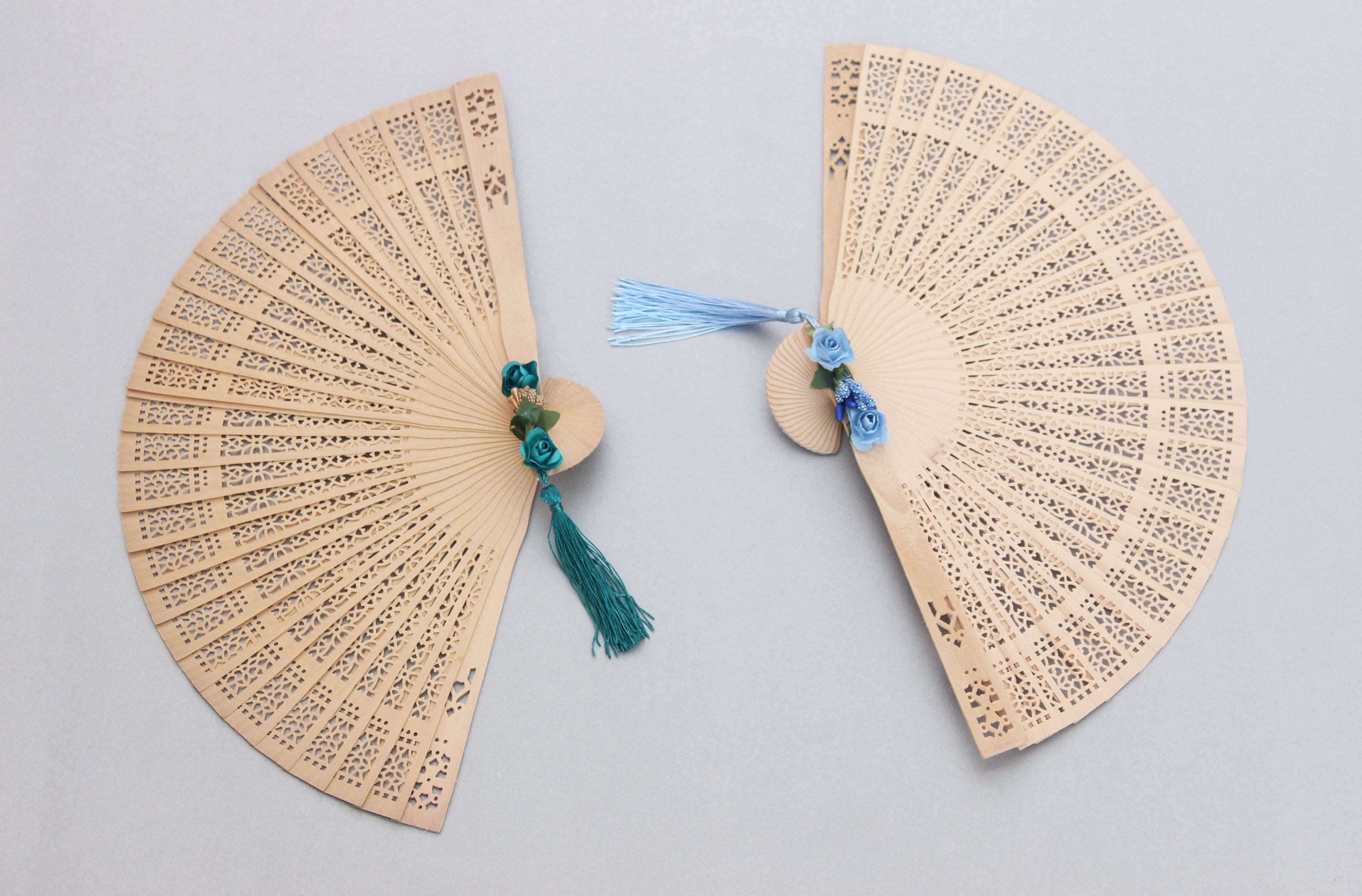 Engraved Wooden Fan for Guest Gift One Bud Two Paper Flower and Tassel Decoration Favor & Souvenirs