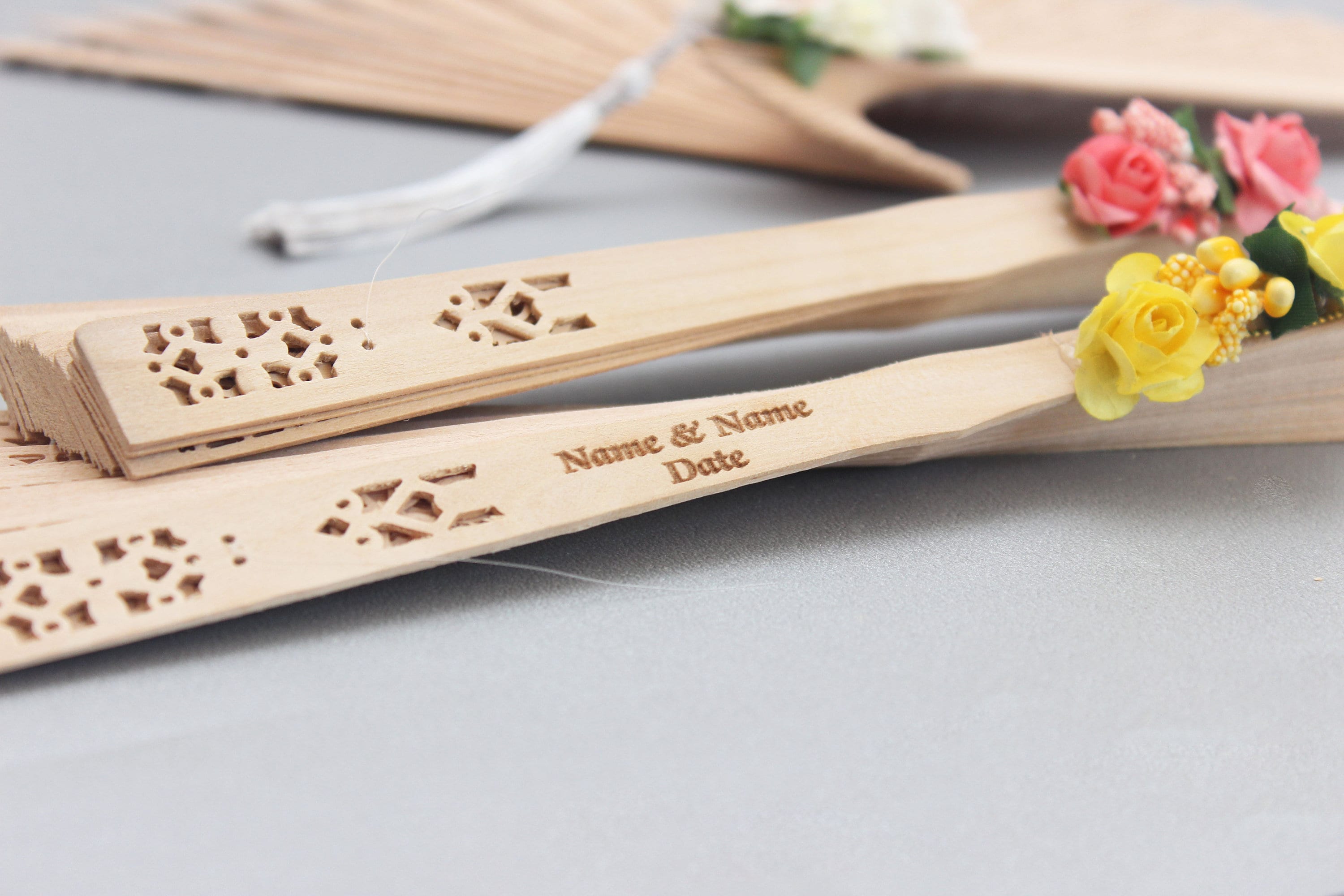 Engraved Wooden Fan for Guest Gift One Bud Two Paper Flower and Tassel Decoration Favor & Souvenirs