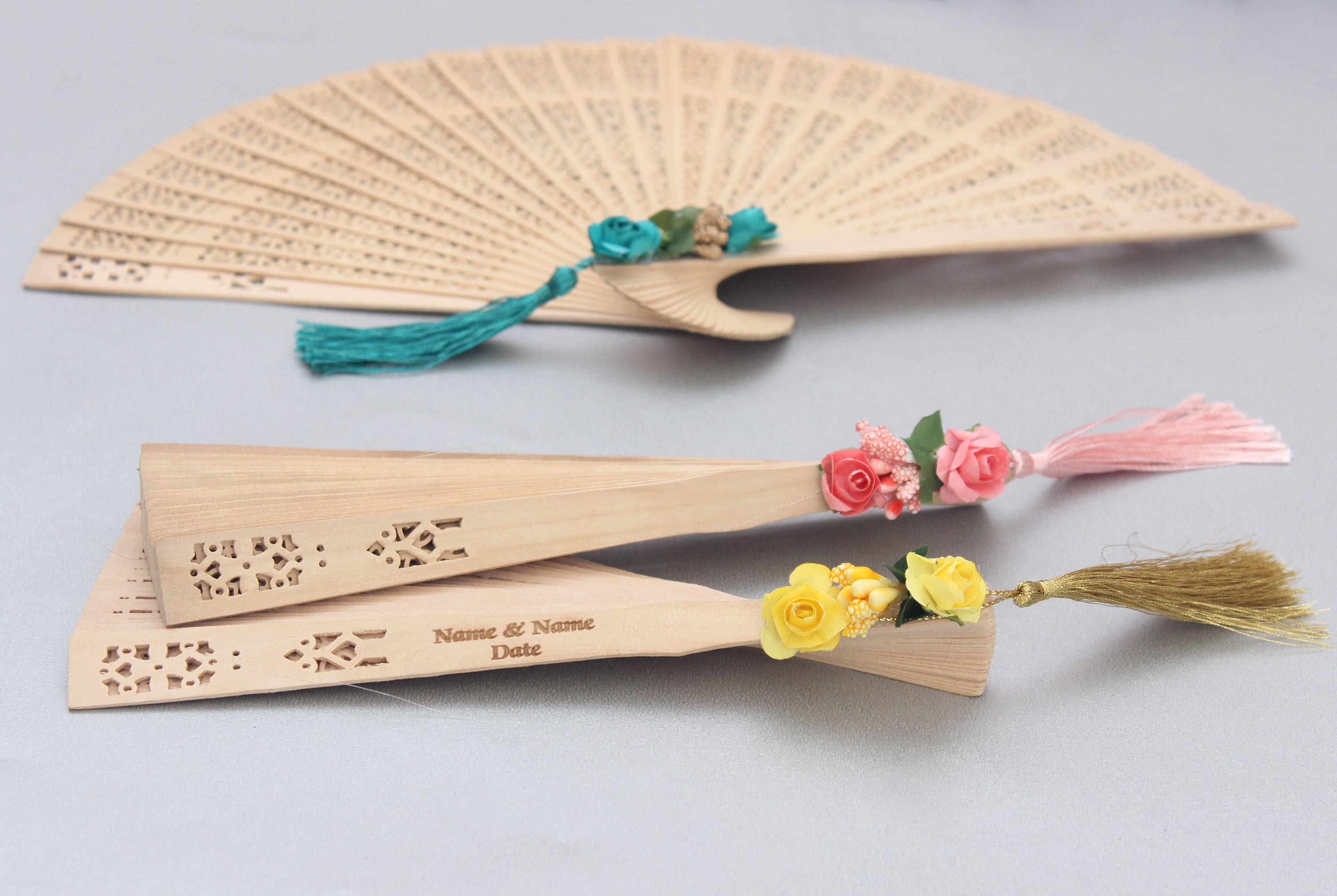 Engraved Wooden Fan for Guest Gift One Bud Two Paper Flower and Tassel Decoration Favor & Souvenirs