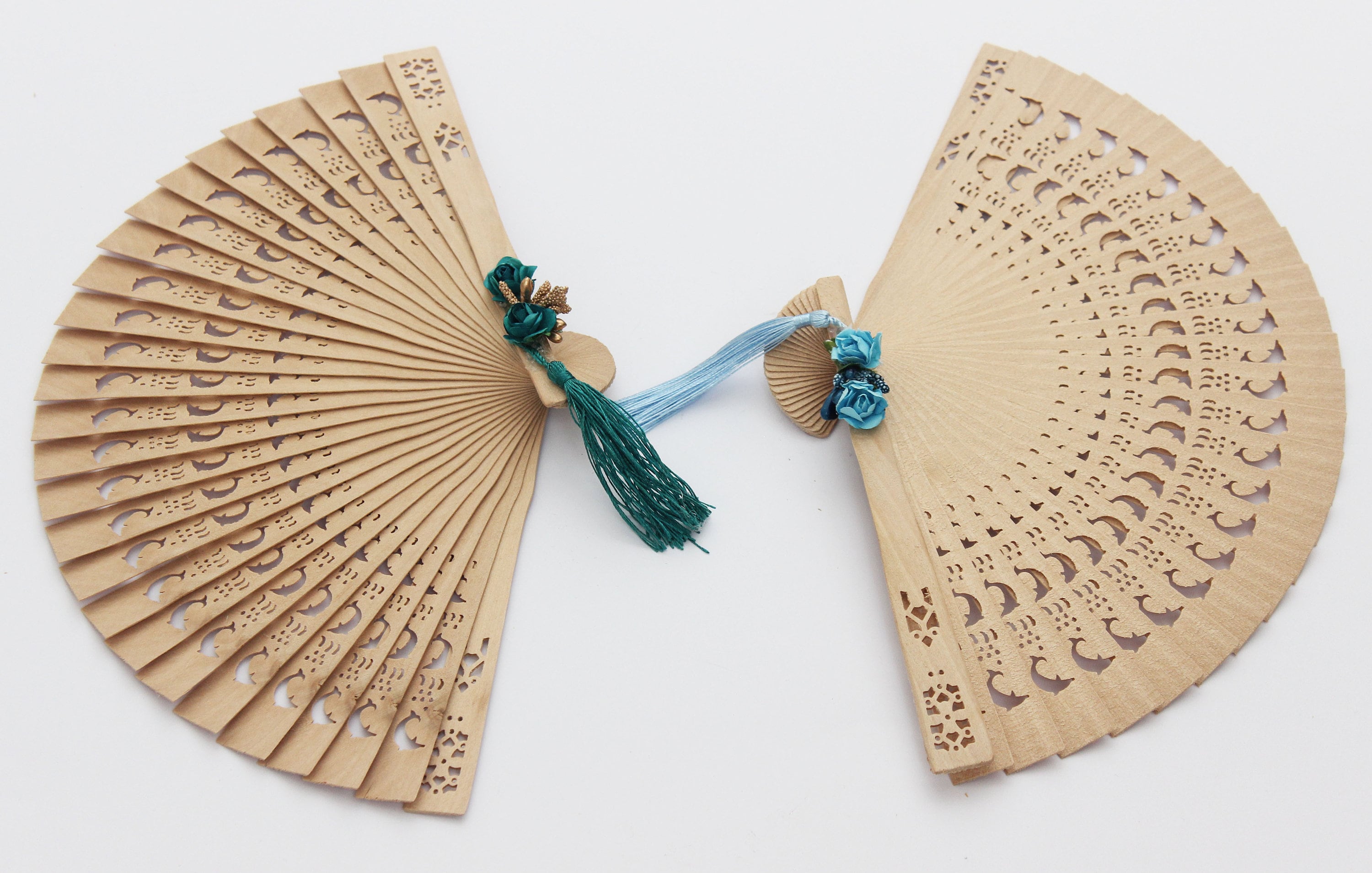 Engraved Dolphin Wooden Fan for Wedding, Natural Fans With One Bud Two Paper Flower and Tassel Decoration Guest Souvenir