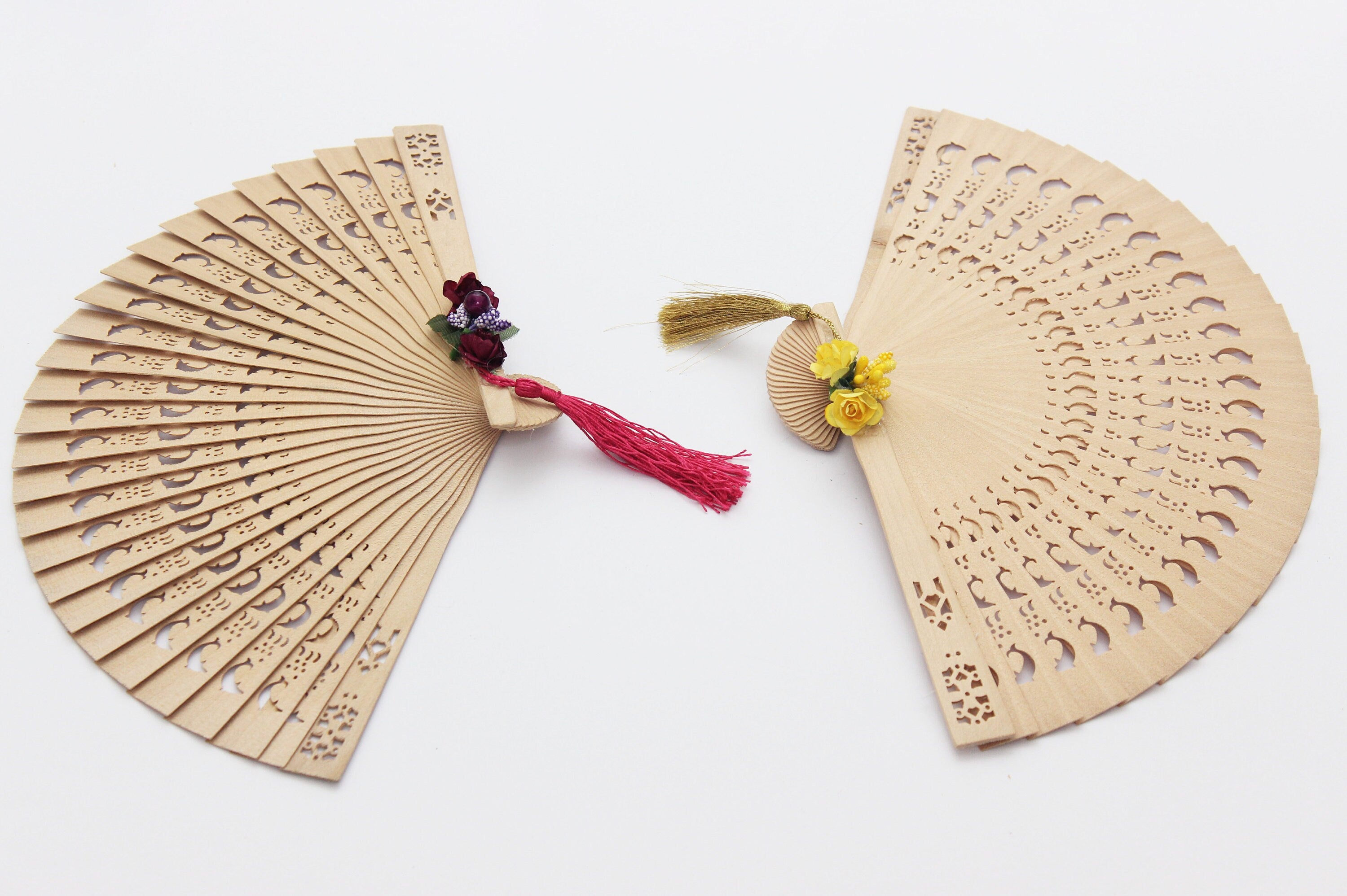 Engraved Dolphin Wooden Fan for Wedding, Natural Fans With One Bud Two Paper Flower and Tassel Decoration Guest Souvenir